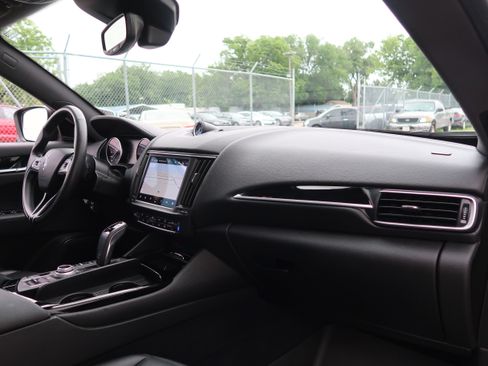 Used 2022 Maserati Levante GT AWD/4WD image 32