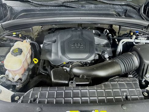 Used 2022 Jeep Grand Cherokee Summit AWD/4WD image 10