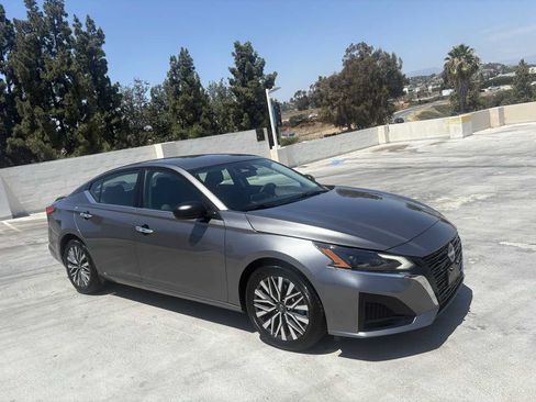 Used 2025 Nissan Altima 2.5 SV FWD image 60