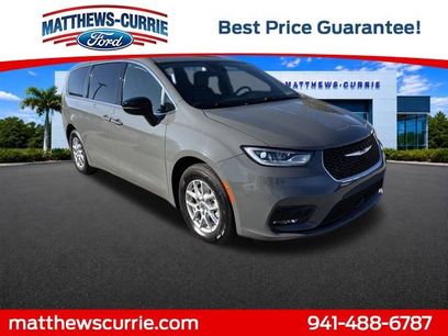 Used 2025 Chrysler Pacifica Select