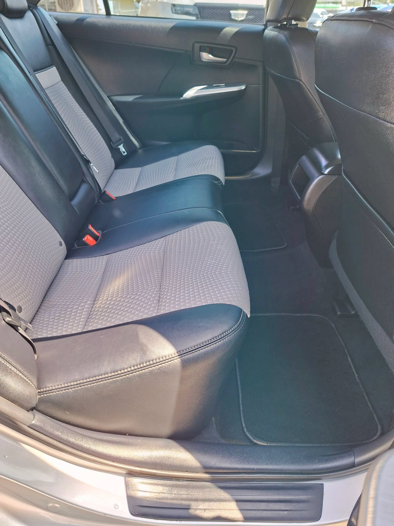 Used 2014 Toyota Camry SE FWD image 12