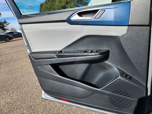 Certified 2024 Volkswagen Taos SE image 8