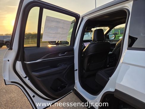 New 2025 Jeep Grand Cherokee Limited image 14