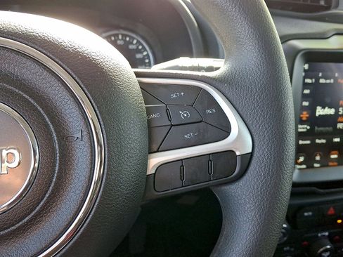 Used 2023 Jeep Renegade Latitude AWD/4WD image 18