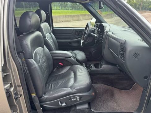 Used 2001 Chevrolet Blazer LT w/ Preferred Equipment Group AWD/4WD image 19