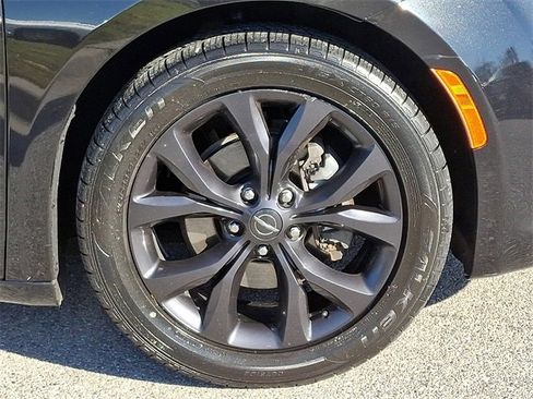 Used 2019 Chrysler Pacifica Touring Plus w/ S Appearance Package image 8