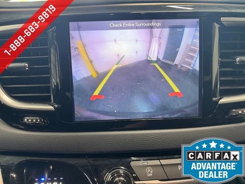 Used 2018 Chrysler Pacifica Touring-L FWD image 16