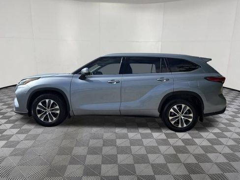 Used 2022 Toyota Highlander XLE AWD/4WD image 9