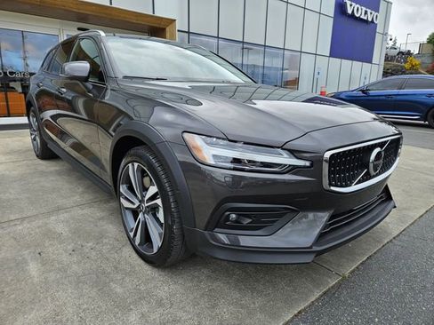 Certified 2025 Volvo V60 B5 Cross Country Plus AWD/4WD image 3