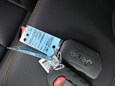 Used 2025 Jeep Wrangler Sahara AWD/4WD image 17