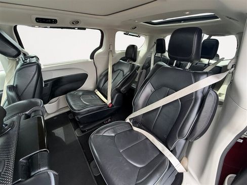 Used 2018 Chrysler Pacifica Limited w/ Advanced Safetytec Group FWD image 14