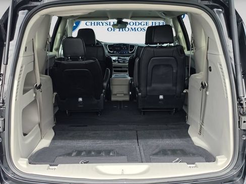 Used 2024 Chrysler Pacifica Touring-L FWD image 15