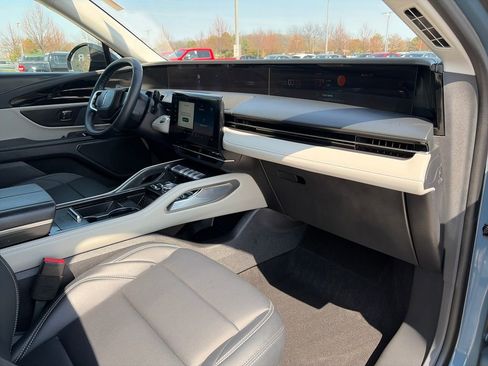 Used 2025 Lincoln Nautilus Premier image 10