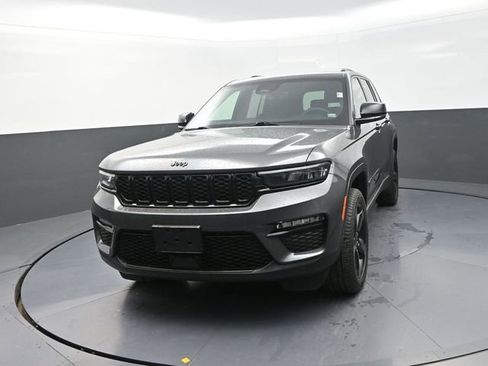 Used 2025 Jeep Grand Cherokee Limited w/ Black Appearance Package AWD/4WD image 2
