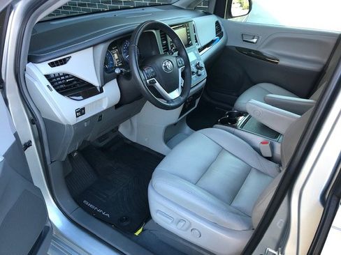 Used 2019 Toyota Sienna XLE image 5