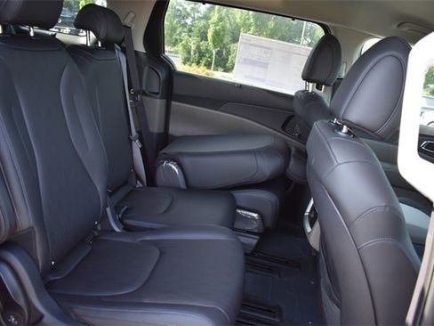 New 2026 Kia Carnival EX image 14