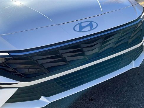 Certified 2025 Hyundai Elantra Sport image 28