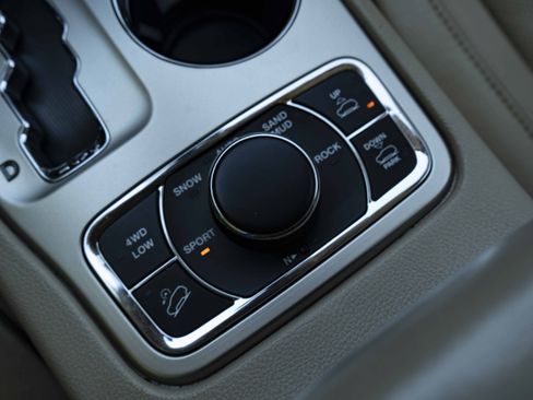 Used 2011 Jeep Grand Cherokee Overland AWD/4WD image 27