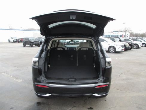 Certified 2022 Buick Enclave Avenir w/ Avenir Technology Package image 6