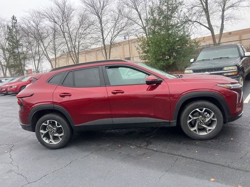 Used 2025 Chevrolet Trax LT w/ LT Convenience Package image 4
