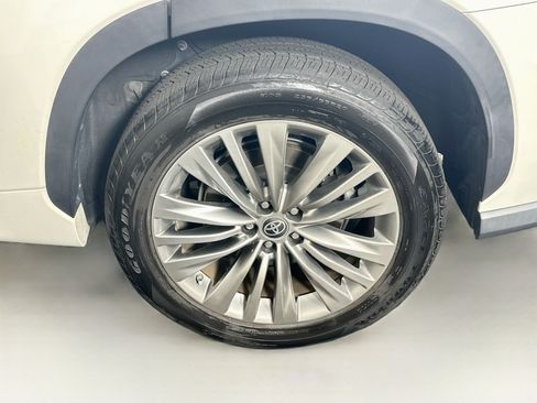 Used 2021 Toyota Highlander Platinum FWD image 11