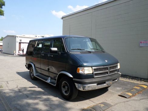 Used 1997 Dodge B2500 RWD image 2