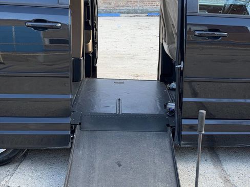 Used 2016 Dodge Grand Caravan SXT image 13