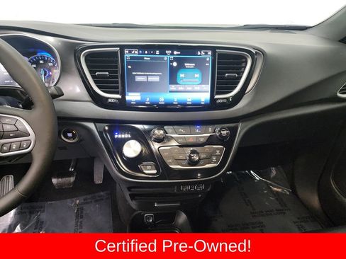 Used 2025 Chrysler Pacifica Select image 17