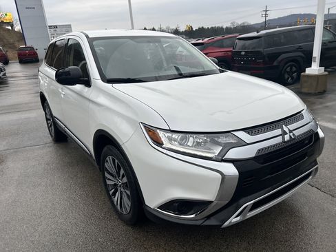 Used 2020 Mitsubishi Outlander LE image 1