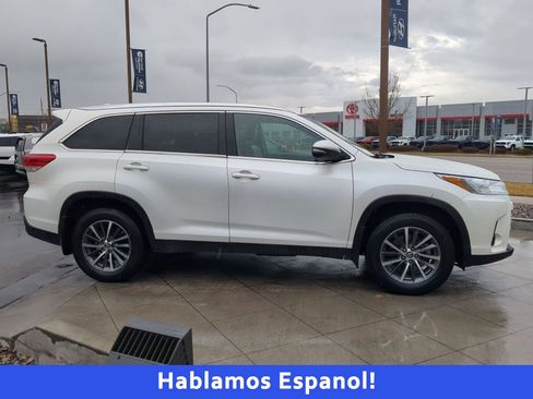 Used 2019 Toyota Highlander SE image 2