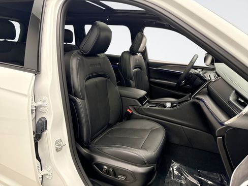 Used 2023 Jeep Grand Cherokee Overland AWD/4WD image 16