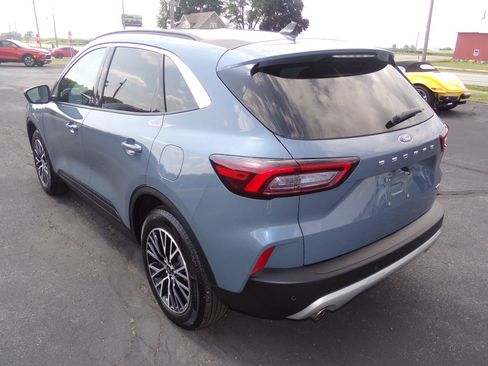 Used 2023 Ford Escape SE image 3