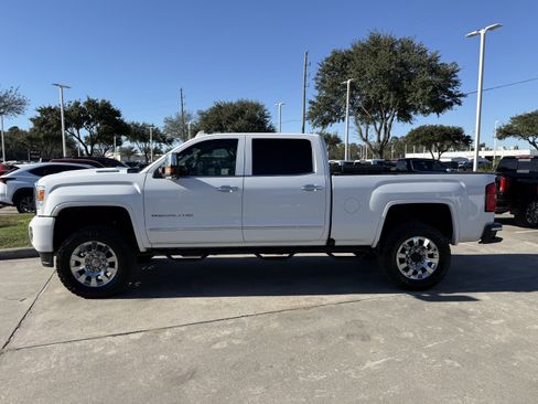 Used 2017 GMC Sierra 2500 Denali w/ Duramax Plus Package image 8