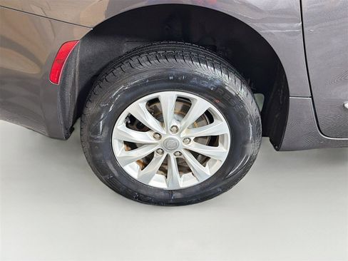 Used 2017 Chrysler Pacifica Touring-L image 35