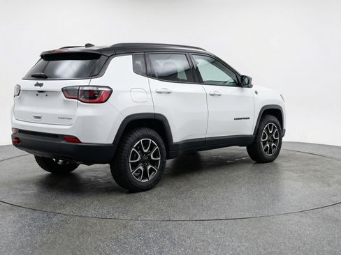 Used 2025 Jeep Compass Trailhawk AWD/4WD image 9