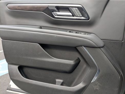 Used 2025 Chevrolet Suburban Z71 image 11