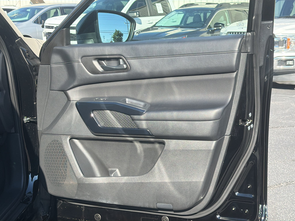 Used 2025 Nissan Pathfinder SV AWD/4WD image 30