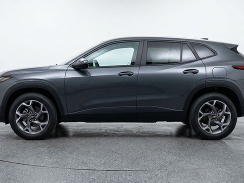 Used 2025 Chevrolet Trax LT FWD image 5