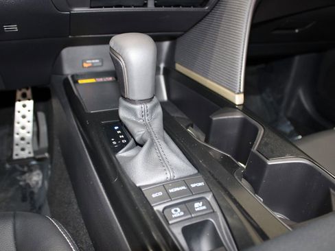 Used 2025 Toyota Camry SE image 28