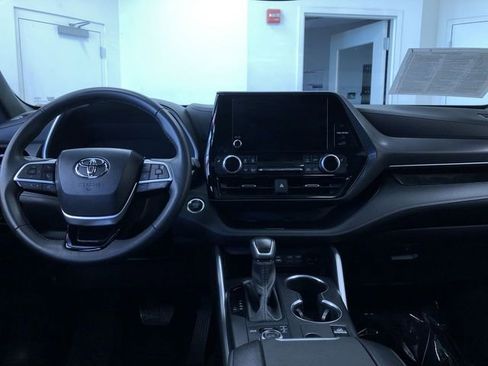 Certified 2025 Toyota Highlander XSE AWD/4WD image 9