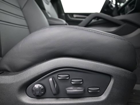 Used 2025 Porsche Cayenne Turbo AWD/4WD image 15