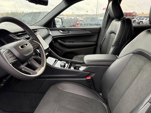 New 2025 Jeep Grand Cherokee Altitude image 9