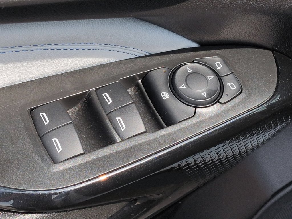 Used 2025 Chevrolet Trax LT w/ LT Convenience Package FWD image 13