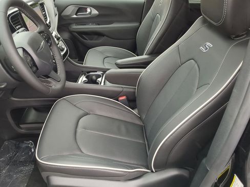 New 2026 Chrysler Pacifica Limited w/ S Appearance Package image 12