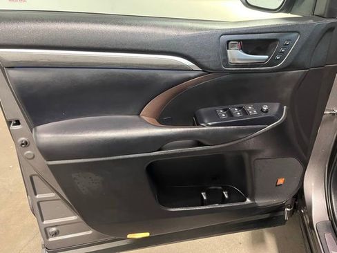 Used 2018 Toyota Highlander Limited image 20
