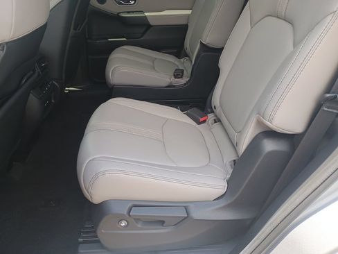 Used 2024 Honda Pilot Touring image 16
