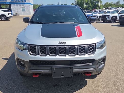 Used 2025 Jeep Compass Trailhawk AWD/4WD image 11