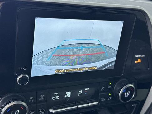 Used 2023 Toyota Highlander XLE AWD/4WD image 15