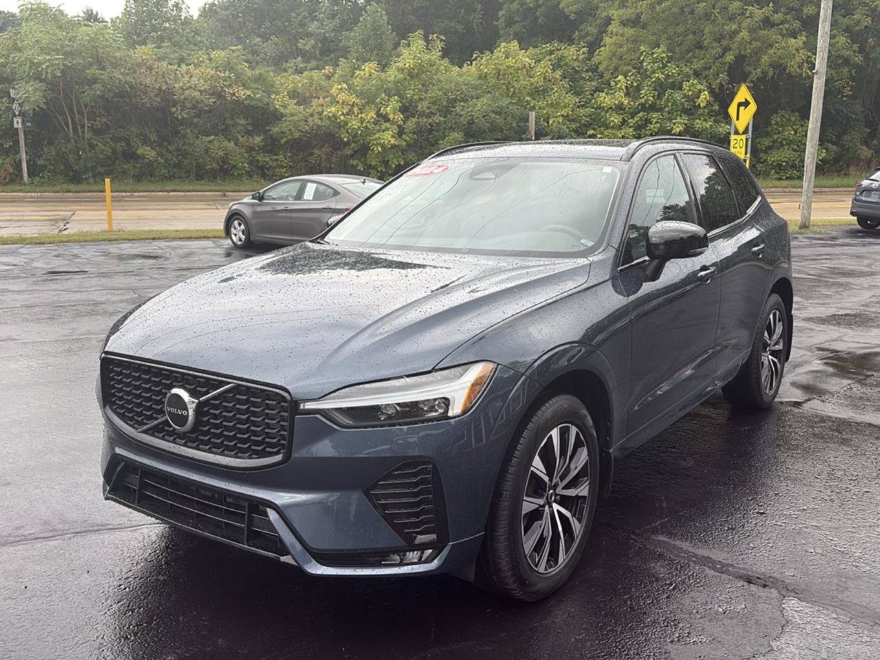 Used 2024 Volvo XC60 B5 Core w/ Protection Package Premier AWD/4WD image 3