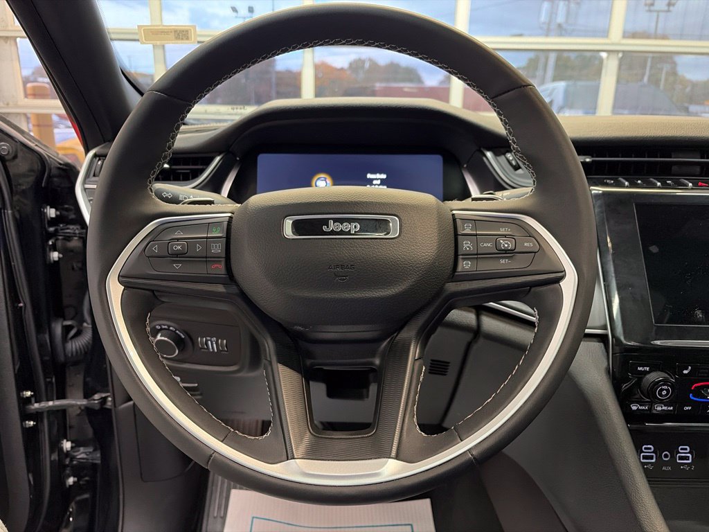 Used 2023 Jeep Grand Cherokee Altitude AWD/4WD image 28